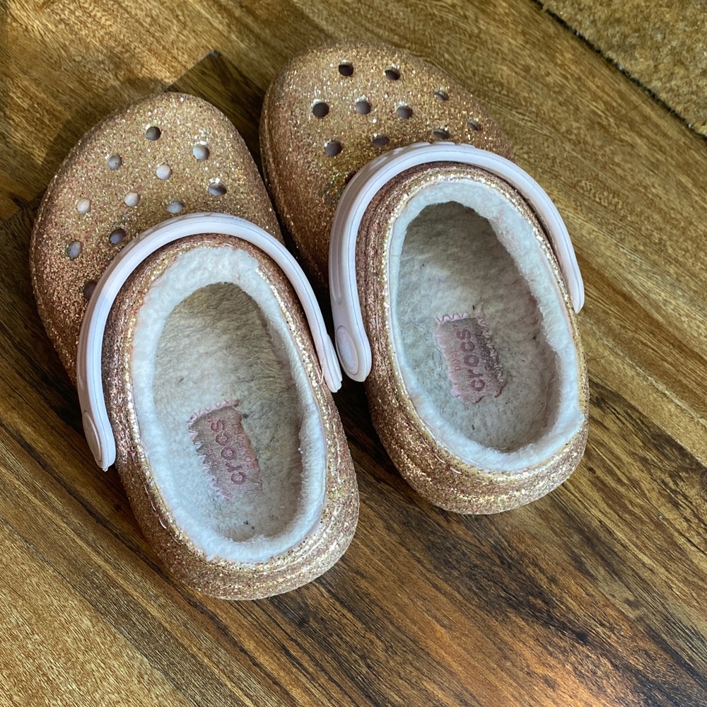 CROCS Glittery Gold Kids Slippers with pink fuzzy inside lining - Picture 2 of 4